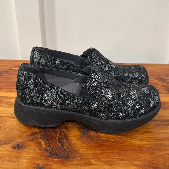 Dansko Winona Slip On Clogs in Metallic Floral 36 - Picture 2 of 7